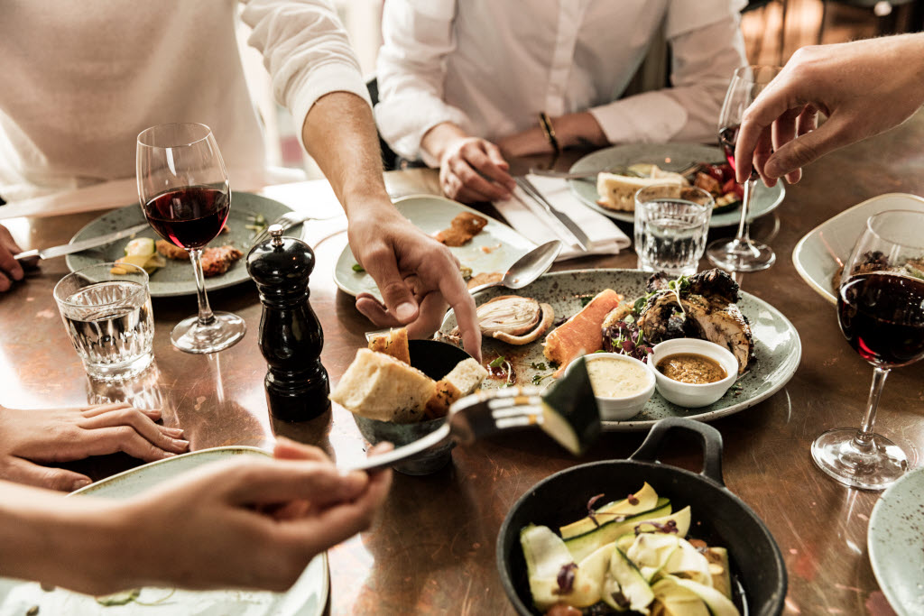 Kuvaoikeudet:: Linda Alfvegren
Friends having dinner
